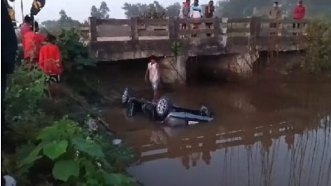 വിവാഹ ചടങ്ങിൽ പങ്കെടുക്കാൻ പോയവരുടെ കാർ പാലത്തിന് മുകളിൽ നിന്ന് താഴേക്ക് വീണ് നാല് മരണം; ദാരുണ അപകടം അസമിൽ