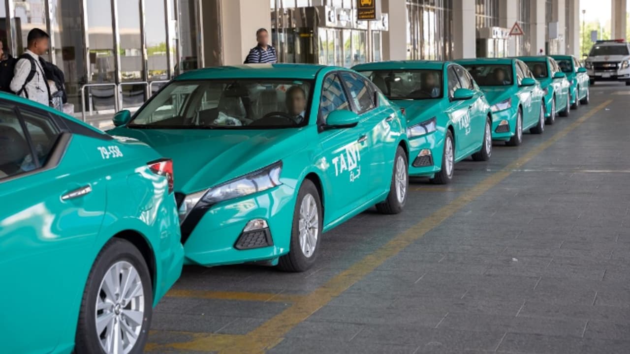 നിയമം ലഘിച്ച് യാത്രക്കാരെ കയറ്റി ടാക്സി സര്വീസ്; 826 ഡ്രൈവർമാർ സൗദിയിൽ പിടിയിൽ നിയമം ലഘിച്ച് യാത്രക്കാരെ കയറ്റി ടാക്സി സര്വീസ്; 826 ഡ്രൈവർമാർ സൗദിയിൽ പിടിയിൽ