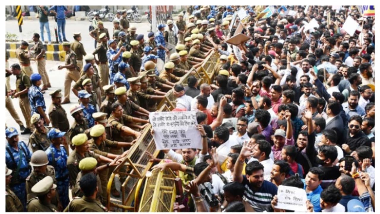 പല ഘട്ടങ്ങളിലായി പിഎസ്സി പരീക്ഷ: യുപി പിഎസ്സി ഓഫീസിന് മുന്നിൽ പ്രതിഷേധം ശക്തമാക്കി ഉദ്യോഗാർത്ഥികൾ പല ഘട്ടങ്ങളിലായി പിഎസ്സി പരീക്ഷ: യുപി പിഎസ്സി ഓഫീസിന് മുന്നിൽ പ്രതിഷേധം ശക്തമാക്കി ഉദ്യോഗാർത്ഥികൾ