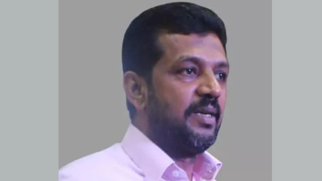 ജോലിക്ക് പോകാനൊരുങ്ങുന്നതിനിടെ പ്രവാസി മലയാളി കുഴഞ്ഞുവീണ് മരിച്ചു ജോലിക്ക് പോകാനൊരുങ്ങുന്നതിനിടെ പ്രവാസി മലയാളി കുഴഞ്ഞുവീണ് മരിച്ചു