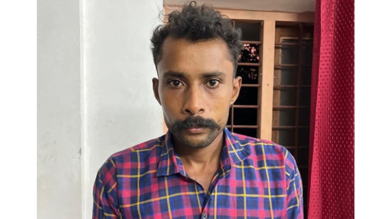 ആളില്ലാത്ത വീടുകൾ നോക്കിവെച്ച് പിന്നീടെത്തും; ഒരു മാസത്തിനിടെ കടയിൽ വിൽക്കാൻ കൊണ്ടുവന്നത് നിരവധി മോട്ടോറുകൾ ആളില്ലാത്ത വീടുകൾ നോക്കിവെച്ച് പിന്നീടെത്തും; ഒരു മാസത്തിനിടെ കടയിൽ വിൽക്കാൻ കൊണ്ടുവന്നത് നിരവധി മോട്ടോറുകൾ