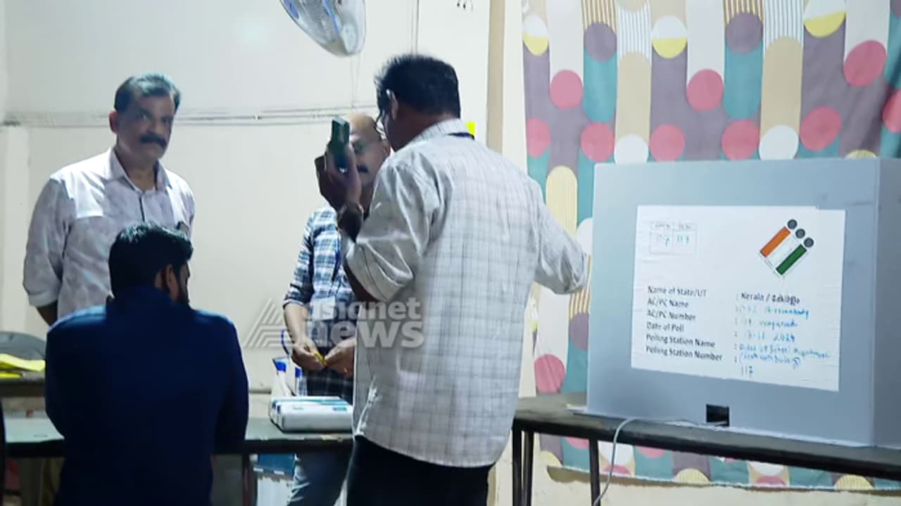 വയനാട്ടിലും ചേലക്കരയിലും വോട്ടിങ് യന്ത്രത്തിൽ തകരാർ; തിരുവില്വാമലയിൽ ബിജെപി സ്ഥാനാർത്ഥിയുടെ ബൂത്തിലും തകരാർ