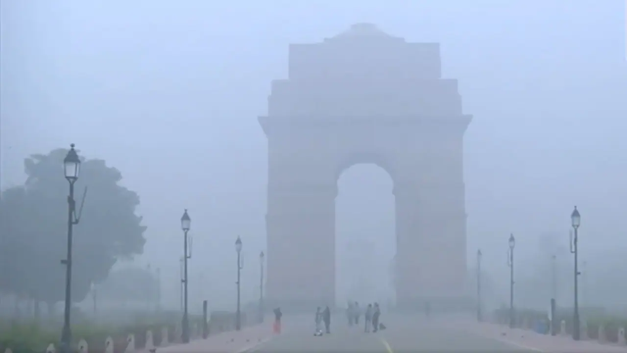 Delhi weather update: Dense smog brings visibility down; trains, flights likely to be impacted