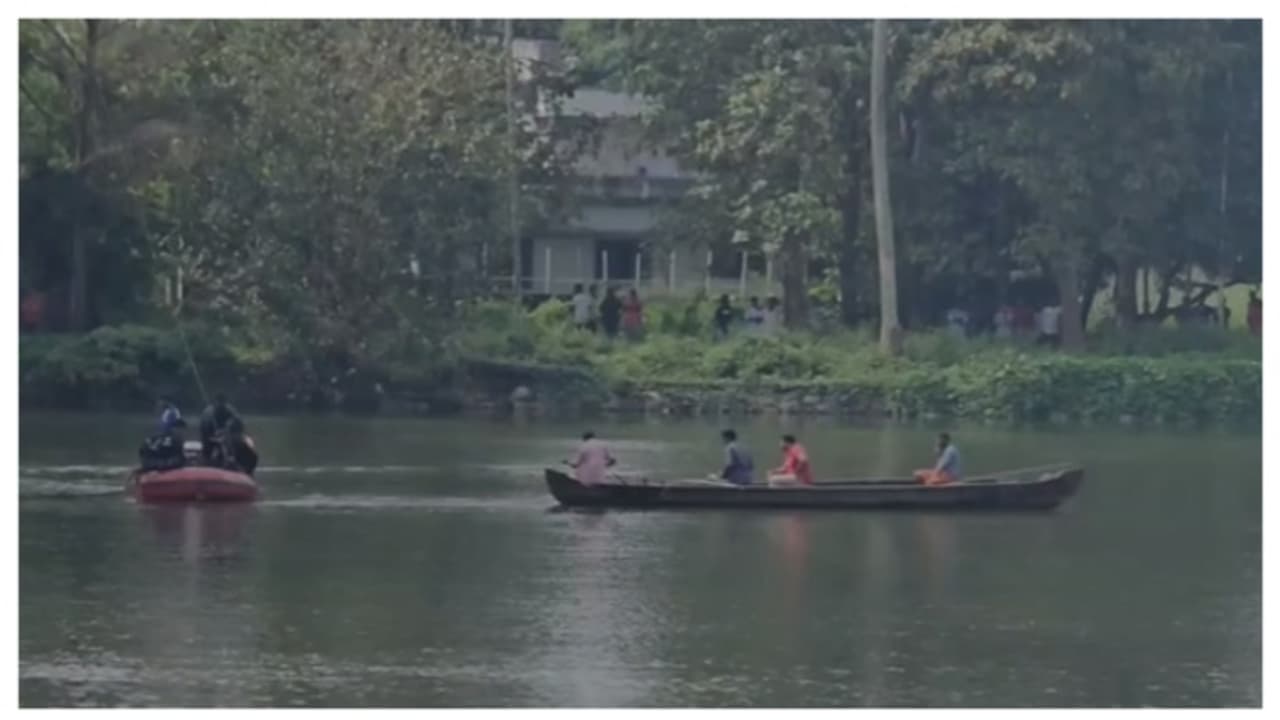 ഏലൂരിൽ പാലത്തിൽ നിന്ന് പുഴയിലേക്ക് വീണ് യുവാവിനെ കാണാതായി; സംഭവം പുലർച്ചെ 2 മണിയോടെ; തെരച്ചിൽ തുടരുന്നു ഏലൂരിൽ പാലത്തിൽ നിന്ന് പുഴയിലേക്ക് വീണ് യുവാവിനെ കാണാതായി; സംഭവം പുലർച്ചെ 2 മണിയോടെ; തെരച്ചിൽ തുടരുന്നു