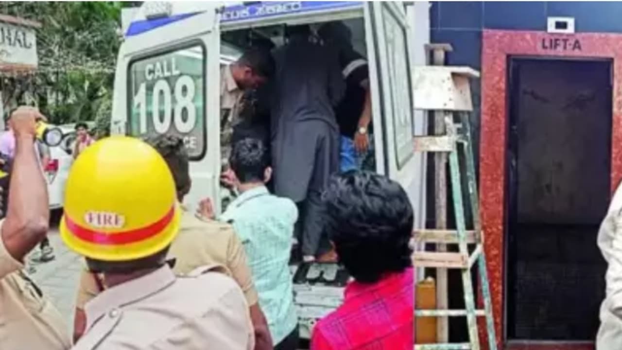 ലിഫ്റ്റിലേക്ക് കയറുന്നതിനിടെ വാതിലുകൾ അടഞ്ഞ് മുകളിലേക്ക് നീങ്ങിത്തുടങ്ങി; ഭിത്തിയിൽ ചെന്നിടിച്ച് ദാരുണാന്ത്യം ലിഫ്റ്റിലേക്ക് കയറുന്നതിനിടെ വാതിലുകൾ അടഞ്ഞ് മുകളിലേക്ക് നീങ്ങിത്തുടങ്ങി; ഭിത്തിയിൽ ചെന്നിടിച്ച് ദാരുണാന്ത്യം