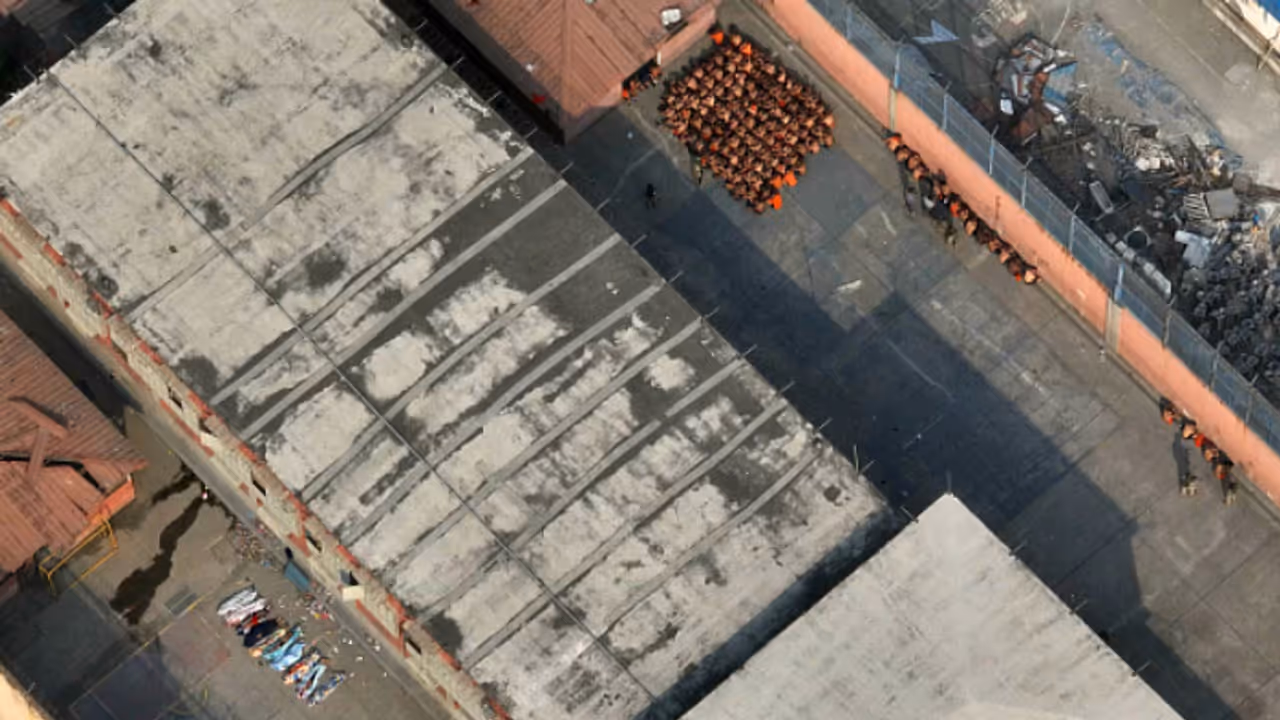 ജയിലിനുള്ളിൽ യന്ത്രത്തോക്കുകൾ വരെയുള്ള കുറ്റവാളികൾ, വീണ്ടും തമ്മിലടി, ഇക്വഡോറിൽ 15 ജയിൽപുള്ളികൾ കൊല്ലപ്പെട്ടു 