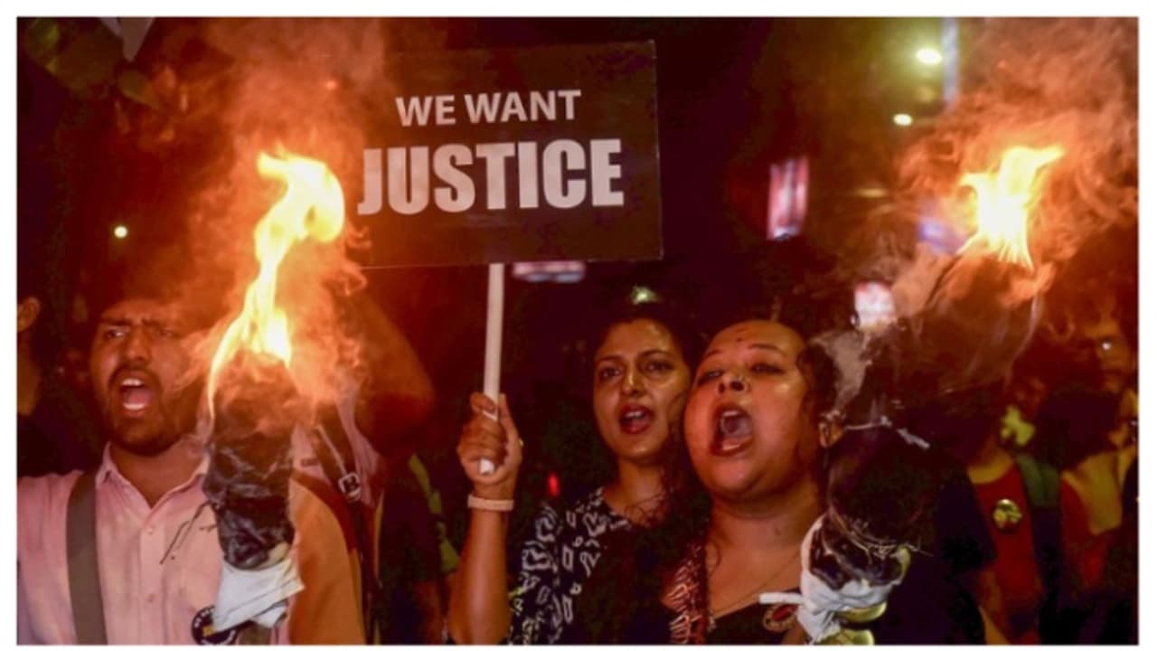 യുവഡോക്ടറുടെ കൊലപാതകം; അറസ്റ്റിൽ ഗൂഢാലോചനയെന്ന് പ്രതി; മമതയോട് റിപ്പോർട്ട് തേടി പശ്ചിമബംഗാള് ഗവർണർ യുവഡോക്ടറുടെ കൊലപാതകം; അറസ്റ്റിൽ ഗൂഢാലോചനയെന്ന് പ്രതി; മമതയോട് റിപ്പോർട്ട് തേടി പശ്ചിമബംഗാള് ഗവർണർ