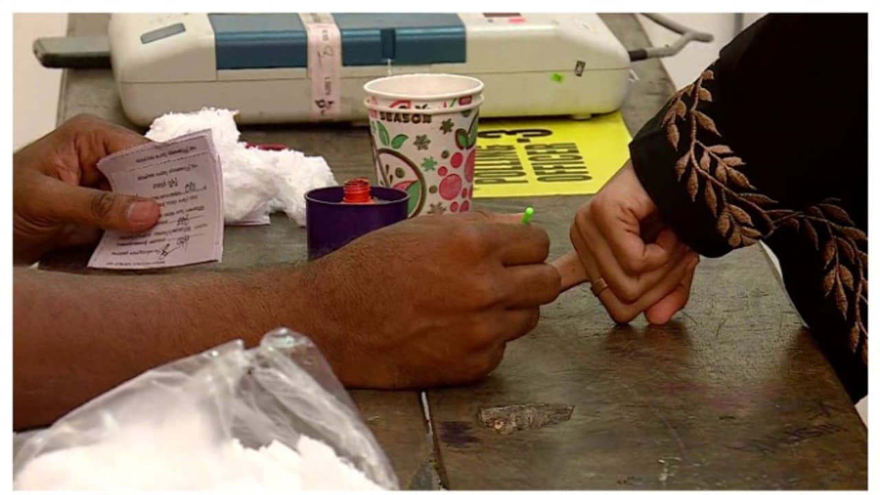 വയനാടും ചേലക്കരയും വിധിയെഴുതുന്നു, മികച്ച പോളിംഗ്; വയനാട്ടിൽ 40.64 ശതമാനം, ചേലക്കരയിൽ 44.35 ശതമാനം വയനാടും ചേലക്കരയും വിധിയെഴുതുന്നു, മികച്ച പോളിംഗ്; വയനാട്ടിൽ 40.64 ശതമാനം, ചേലക്കരയിൽ 44.35 ശതമാനം