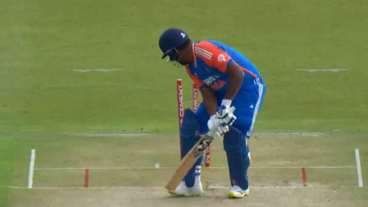 അടുപ്പിച്ച് 2 സെഞ്ചുറിക്ക് പിന്നാലെ അടുപ്പിച്ച് 2 ഡക്ക്; സഞ്ജു വീണ്ടും 'സംപൂജ്യൻ'; നാണക്കേടിന്റെ റെക്കോര്ഡ് അടുപ്പിച്ച് 2 സെഞ്ചുറിക്ക് പിന്നാലെ അടുപ്പിച്ച് 2 ഡക്ക്; സഞ്ജു വീണ്ടും 'സംപൂജ്യൻ'; നാണക്കേടിന്റെ റെക്കോര്ഡ്