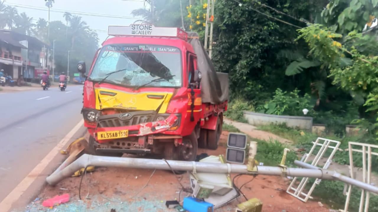  അപകടം തുടര്‍ക്കഥ, പിന്നാലെ റോഡിൽ എഐ വന്നു, ഇത്തണ മിനിലോറിയുടെ ഇടി കിട്ടിയത് അപകടങ്ങളെല്ലാം കണ്ട കാമറയ്ക്ക് 