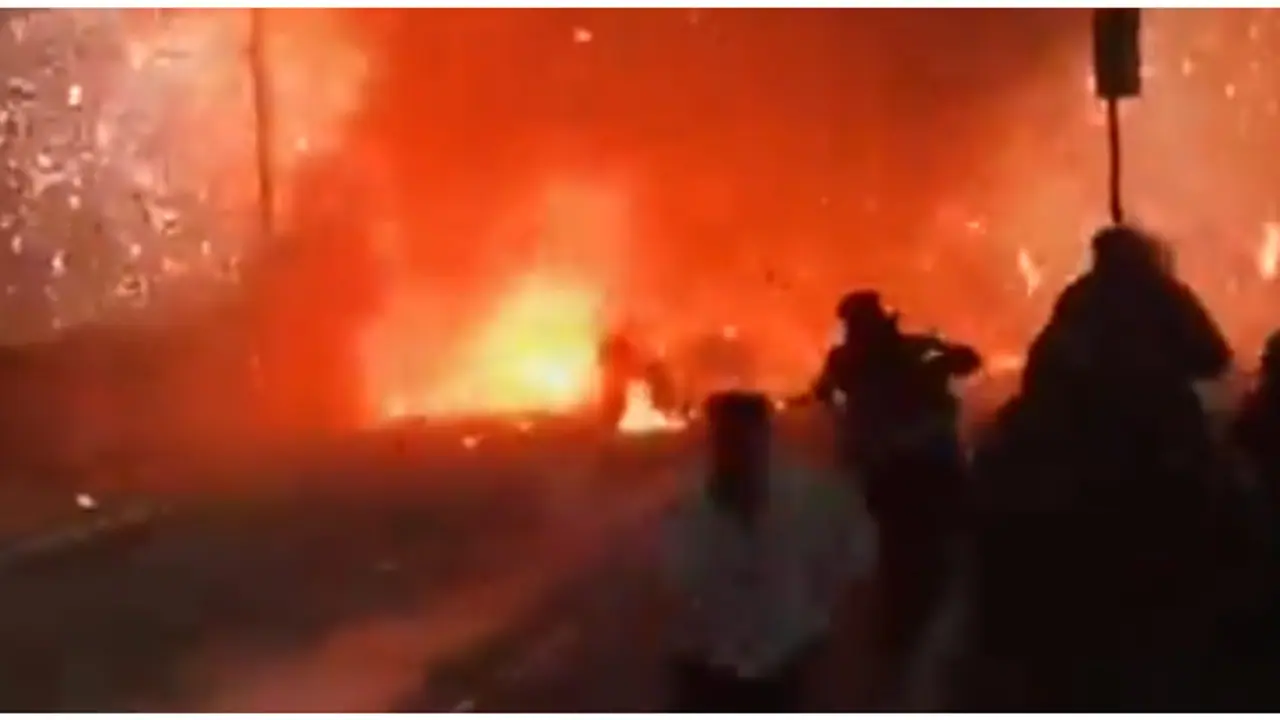 ​ഗർഭിണിയുമായി പോയ ആംബുലൻസിന് തീപിടിച്ചു, ​​ഓക്സിജൻ സിലിണ്ടർ പൊട്ടിത്തെറിച്ചു; യുവതിയ്ക്ക് അത്ഭുത രക്ഷപ്പെടൽ