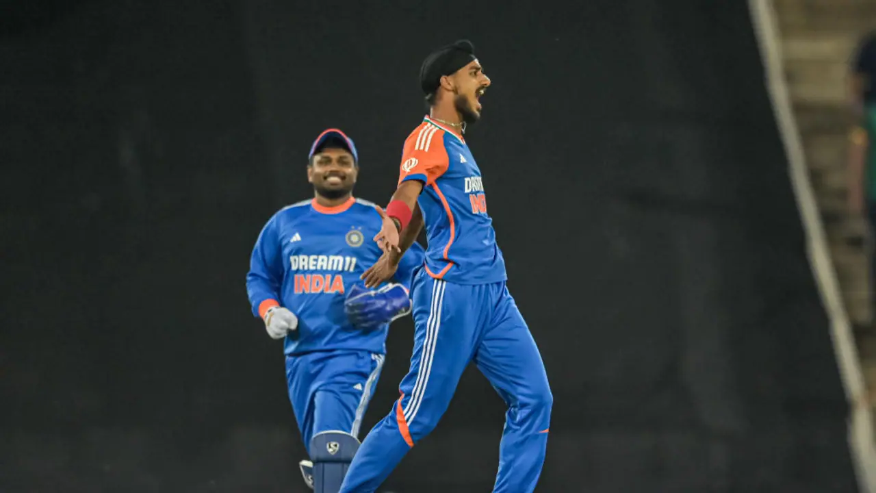 അരങ്ങേറിയിട്ട് വെറും 2 വർഷം, വിക്കറ്റ് വേട്ടയിൽ ബുമ്രയെയും ഭുവിയെയും മറികടന്ന് റെക്കോർ‍ഡിട്ട് അർഷ്ദീപ് സിംഗ്