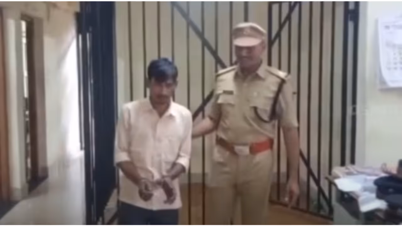 വ്യാപക വിൽപ്പനയെന്ന് രഹസ്യ വിവരം, മഫ്തിയിൽ നടത്തിയ ഓപ്പറേഷനിൽ പിടികൂടിയത് 52 ഗ്രാം ബ്രൗൺഷുഗറും 2 കിലോ കഞ്ചാവും വ്യാപക വിൽപ്പനയെന്ന് രഹസ്യ വിവരം, മഫ്തിയിൽ നടത്തിയ ഓപ്പറേഷനിൽ പിടികൂടിയത് 52 ഗ്രാം ബ്രൗൺഷുഗറും 2 കിലോ കഞ്ചാവും