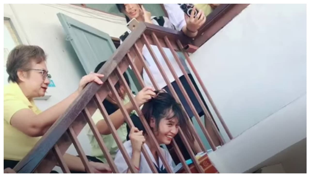 സ്കൂളിലെ സ്റ്റെയർ കേസിൻറെ കമ്പികൾക്കിടയിൽ പെൺകുട്ടിയുടെ തല കുടുങ്ങി; രസകരമായ കുറിപ്പുകളുമായി സോഷ്യല്‍ മീഡിയ 