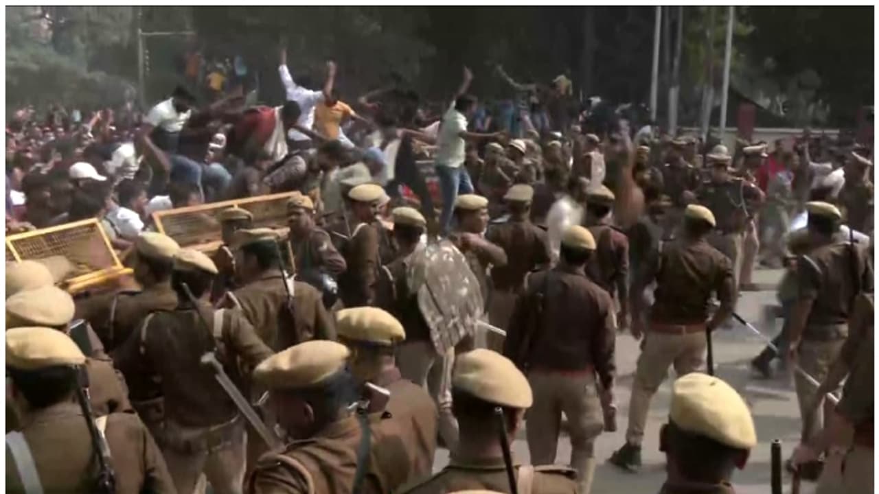 പിഎസ്സി പരീക്ഷ സമയം മാറ്റണമെന്ന് ആവശ്യം; യുപിയിൽ ഉദ്യോഗാർത്ഥികളുടെ പ്രതിഷേധത്തിൽ സംഘർഷം പിഎസ്സി പരീക്ഷ സമയം മാറ്റണമെന്ന് ആവശ്യം; യുപിയിൽ ഉദ്യോഗാർത്ഥികളുടെ പ്രതിഷേധത്തിൽ സംഘർഷം