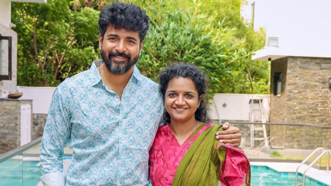 Sivakarthikeyan dresses up as Major Mukund from Amaran to surprise wife Aarti, heartwarming video goes viral Sivakarthikeyan dresses up as Major Mukund from Amaran to surprise wife Aarti, heartwarming video goes viral