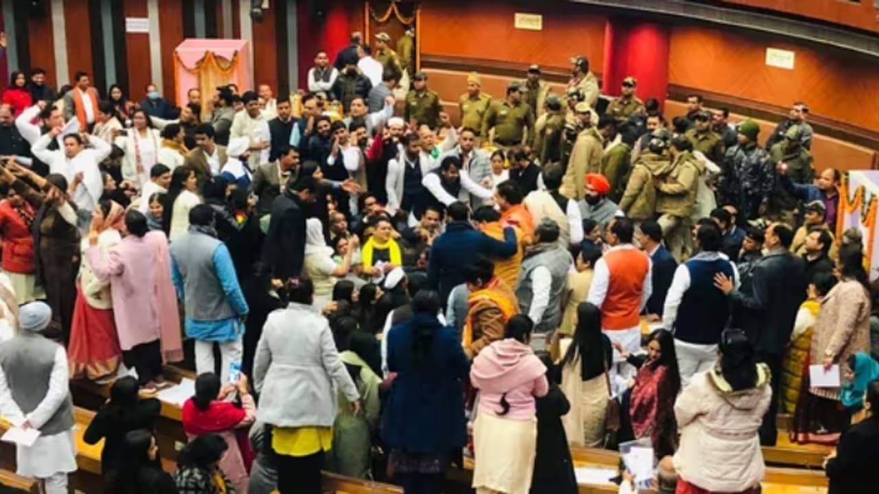 ഇനി കാലാവധി നാല് മാസം മാത്രം; ദില്ലിയിൽ ഏഴ് മാസം വൈകി നടക്കുന്ന മേയർ തെരഞ്ഞെടുപ്പ് ബഹിഷ്കരിച്ച് കോൺഗ്രസ് ഇനി കാലാവധി നാല് മാസം മാത്രം; ദില്ലിയിൽ ഏഴ് മാസം വൈകി നടക്കുന്ന മേയർ തെരഞ്ഞെടുപ്പ് ബഹിഷ്കരിച്ച് കോൺഗ്രസ്