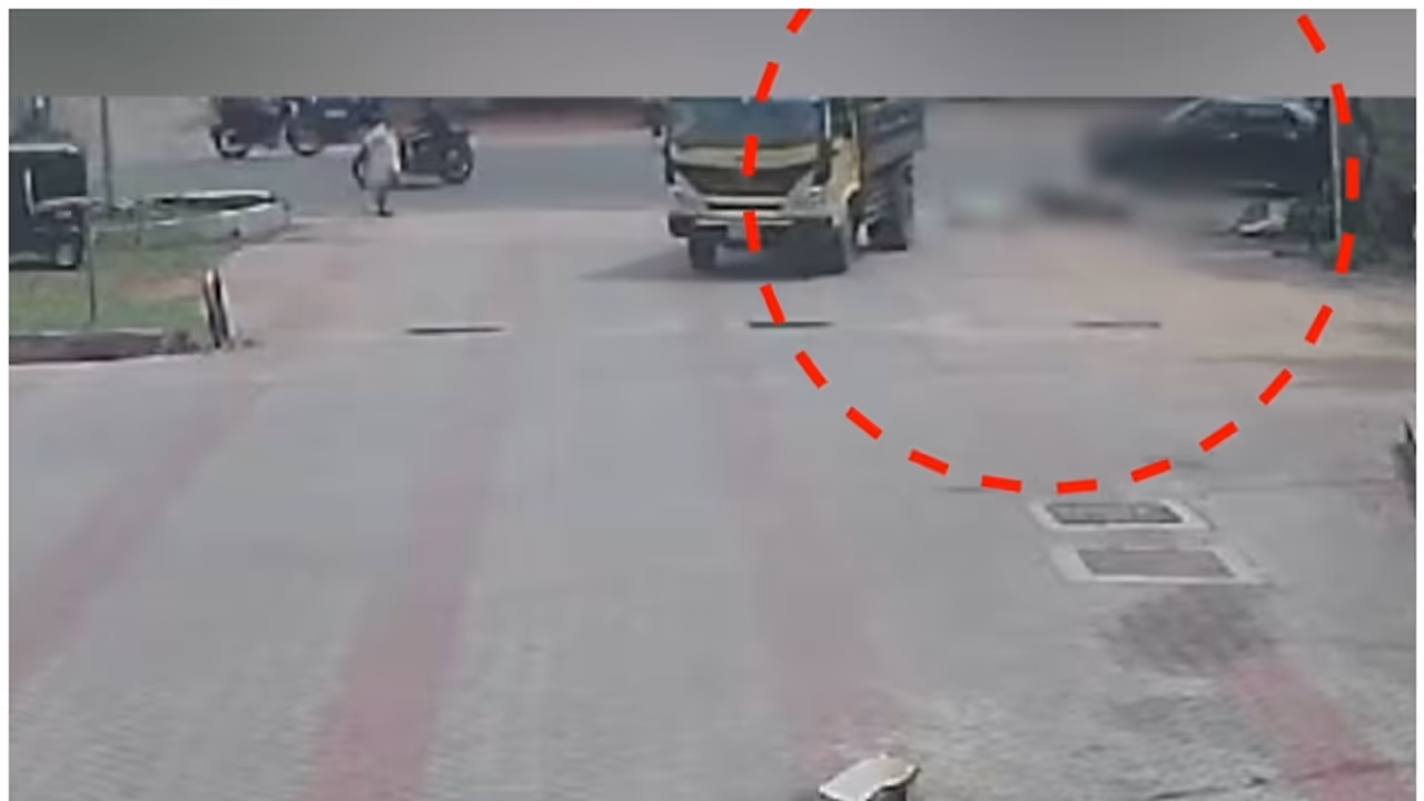 കോഴിക്കോട് താമരശ്ശേരിയിൽ സ്കൂട്ടർ യാത്രികനെ ഇടിച്ചിട്ട് ടിപ്പർ ലോറി കോഴിക്കോട് താമരശ്ശേരിയിൽ സ്കൂട്ടർ യാത്രികനെ ഇടിച്ചിട്ട് ടിപ്പർ ലോറി