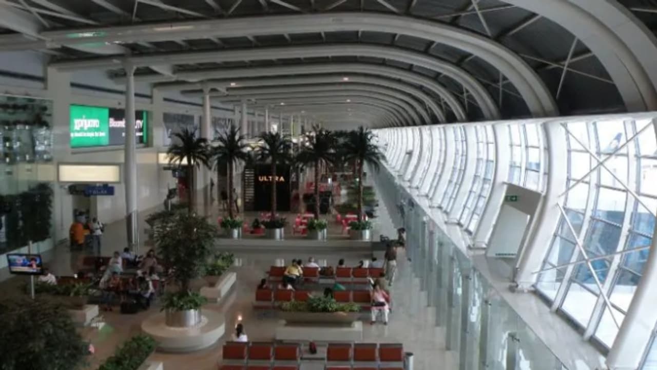 ഒളിപ്പിച്ചത് വിമാനത്തിലെ ശുചിമുറിയിൽ ലൈറ്റ് പാനലിനടിയിൽ; കണ്ടെത്തിയത് 2.1 കോടി രൂപയുടെ സ്വർണം, 24കാരൻ പിടിയിൽ