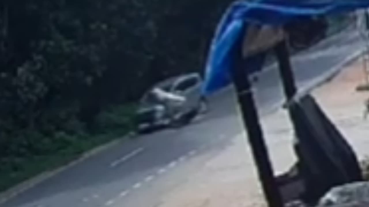 തെന്മലയിൽ വാഹനാപകടം: അമിതവേഗത്തിലെത്തിയ കാർ സ്കൂട്ടർ യാത്രക്കാരനെ ഇടിച്ച് തെറിപ്പിച്ചു; പരുക്ക് തെന്മലയിൽ വാഹനാപകടം: അമിതവേഗത്തിലെത്തിയ കാർ സ്കൂട്ടർ യാത്രക്കാരനെ ഇടിച്ച് തെറിപ്പിച്ചു; പരുക്ക്