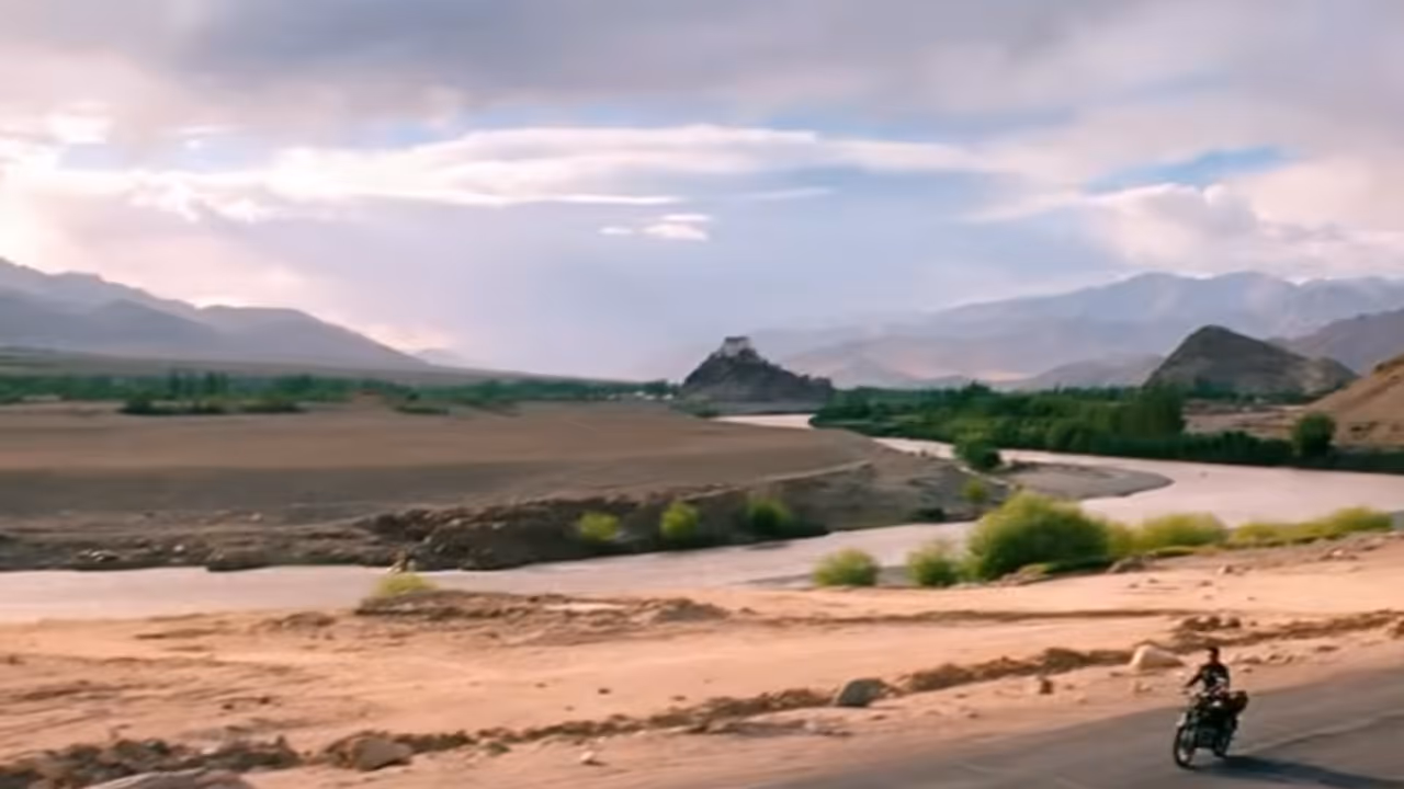 നേടിയത് 211 കോടി, 50 കോടി ബജറ്റില് ഞെട്ടിക്കുന്ന ലാഭം, വമ്പൻ താരങ്ങളും ആ സൂപ്പര്ഹിറ്റില് നേടിയത് 211 കോടി, 50 കോടി ബജറ്റില് ഞെട്ടിക്കുന്ന ലാഭം, വമ്പൻ താരങ്ങളും ആ സൂപ്പര്ഹിറ്റില്