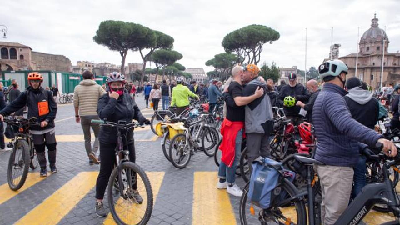 നവംബറിൽ അവർ ഒത്തുചേരും, മരക്കുരിശുകളോ റീത്തോ വയ്ക്കും, നിശബ്ദരായിരിക്കും; 'ബൈക്കേഴ്സ് റിമംബറൻസ് ഡേ' നവംബറിൽ അവർ ഒത്തുചേരും, മരക്കുരിശുകളോ റീത്തോ വയ്ക്കും, നിശബ്ദരായിരിക്കും; 'ബൈക്കേഴ്സ് റിമംബറൻസ് ഡേ'