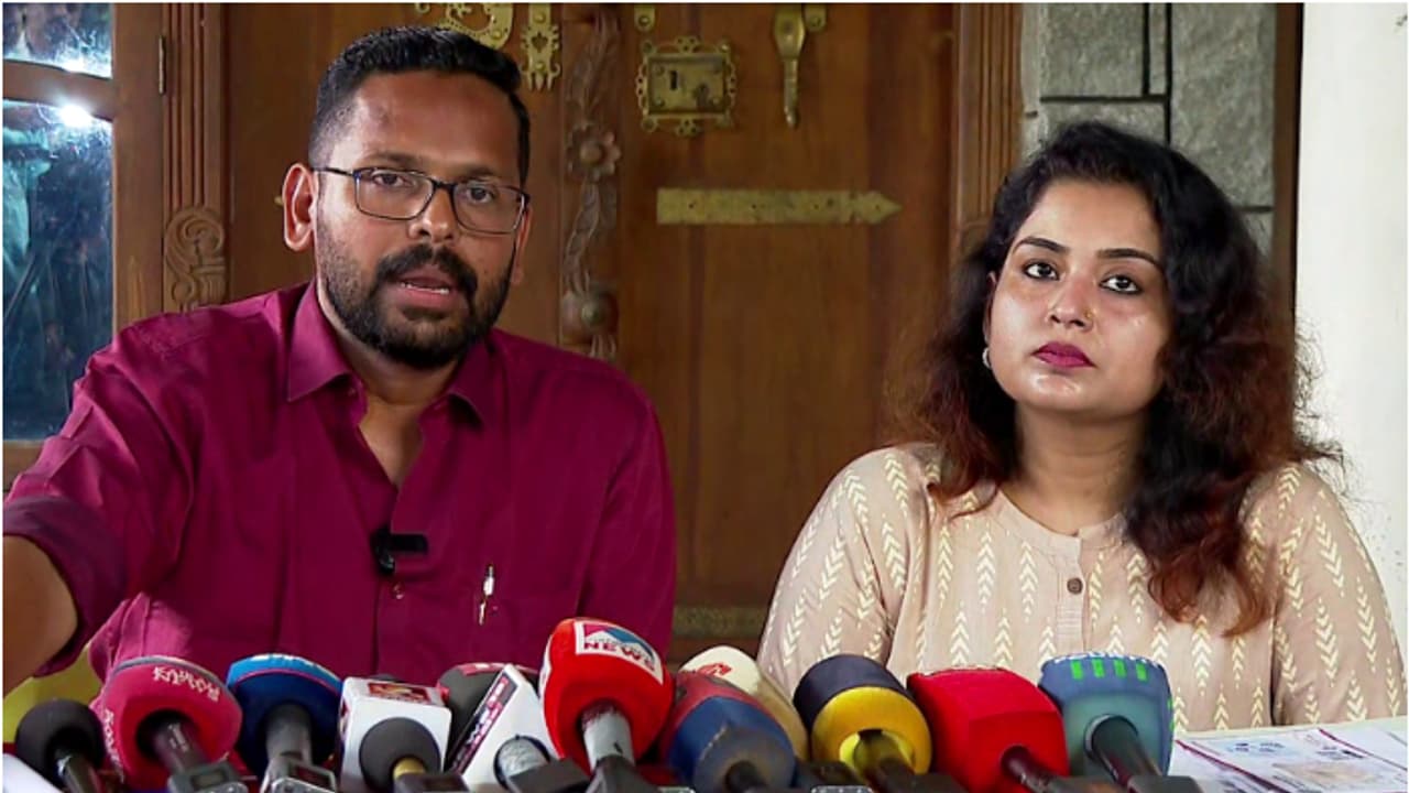 സരിനൊപ്പം സൗമ്യയും വാർത്താസമ്മേളനത്തിൽ; തന്റെ വീട്ടിൽ താമസിക്കുന്നത് കുടുംബസുഹൃത്തെന്ന് സരിൻ, ആധാരവുമായി സൗമ്യ സരിനൊപ്പം സൗമ്യയും വാർത്താസമ്മേളനത്തിൽ; തന്റെ വീട്ടിൽ താമസിക്കുന്നത് കുടുംബസുഹൃത്തെന്ന് സരിൻ, ആധാരവുമായി സൗമ്യ