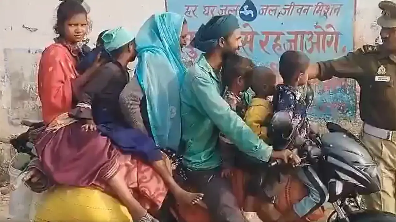 UP not for beginners! Family of 8 including 6 children on one bike leaves Internet stunned (WATCH) UP not for beginners! Family of 8 including 6 children on one bike leaves Internet stunned (WATCH)