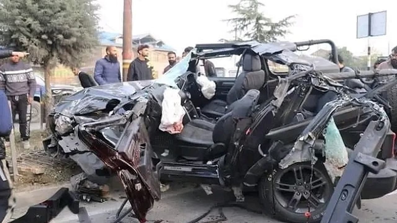 After Dehradun accident, Srinagar Baramulla crash claims two young lives | VIDEO