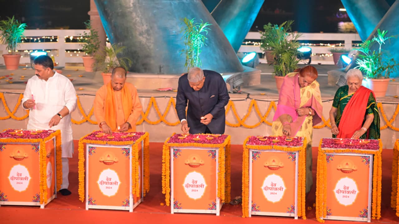 ಕಾಶಿಯ ಘಾಟ್ಗಳಲ್ಲಿ ಬೆಳಗಿದ ಲಕ್ಷಾಂತರ ದೀಪಗಳು ಕಾಶಿಯ ಘಾಟ್ಗಳಲ್ಲಿ ಬೆಳಗಿದ ಲಕ್ಷಾಂತರ ದೀಪಗಳು