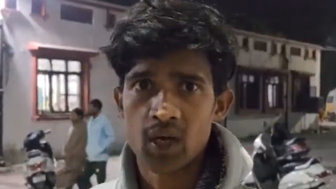 Jhansi hospital fire: Grieving father claims negligence, staff threats; loses hope of child being alive| WATCH