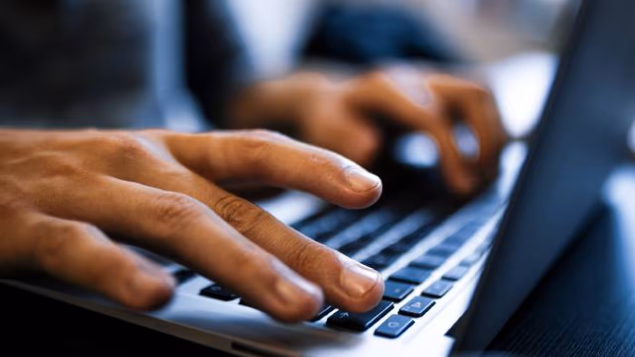 'പ്ലീസ് ഒന്ന് മരിക്കാമോ?' ഗൂഗിൾ എഐ ചാറ്റ്ബോട്ടിന്റെ മറുപടി കേട്ട് നടുങ്ങി വിദ്യാർത്ഥി 'പ്ലീസ് ഒന്ന് മരിക്കാമോ?' ഗൂഗിൾ എഐ ചാറ്റ്ബോട്ടിന്റെ മറുപടി കേട്ട് നടുങ്ങി വിദ്യാർത്ഥി