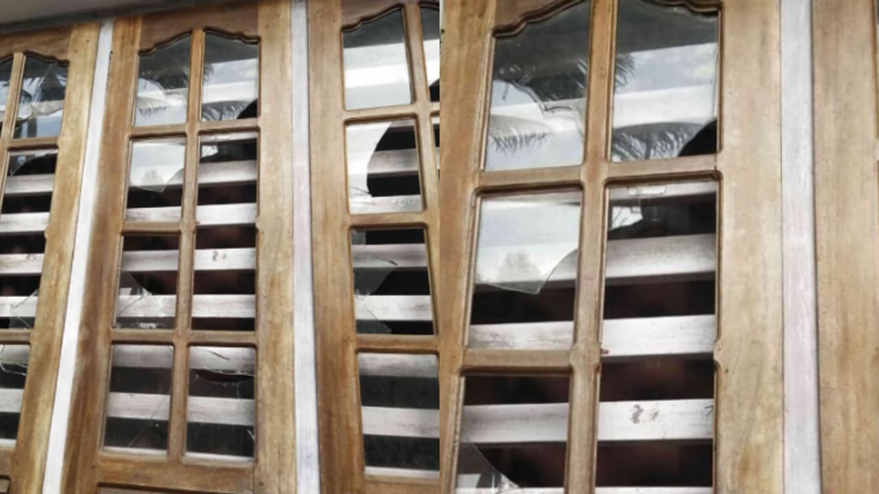 ആക്രോശിച്ച് വീട്ടിലെത്തി, വെട്ടിക്കൊല്ലുമെന്ന് ഭീഷണി; സിപിഐ നേതാവിന്‍റേയടക്കം 2 വീടുകൾക്ക് നേരെ ആക്രമണം