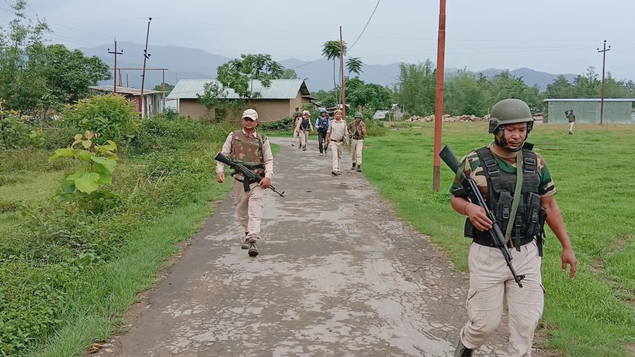 ಮಣಿಪುರದಲ್ಲಿ ಭುಗಿಲೆದ್ದ ಹಿಂಸಾಚಾರ, ಇಂರ್ಟನೆಟ್ ಸ್ಥಗಿತ, ಮತ್ತೆ ಕರ್ಫ್ಯೂ ಜಾರಿ!