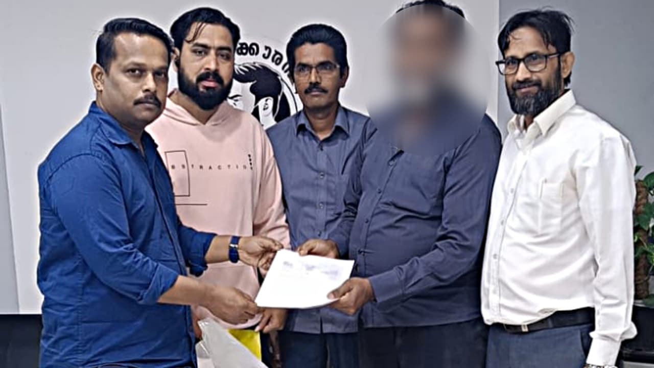 എക്സിറ്റ് അടിക്കാൻ പോയപ്പോൾ 5 വർഷം മുമ്പുള്ള കേസ് തടസ്സമായി; ശരീരം തളർന്ന മലയാളിക്ക് തുണയായി കേളി പ്രവര്ത്തകർ എക്സിറ്റ് അടിക്കാൻ പോയപ്പോൾ 5 വർഷം മുമ്പുള്ള കേസ് തടസ്സമായി; ശരീരം തളർന്ന മലയാളിക്ക് തുണയായി കേളി പ്രവര്ത്തകർ