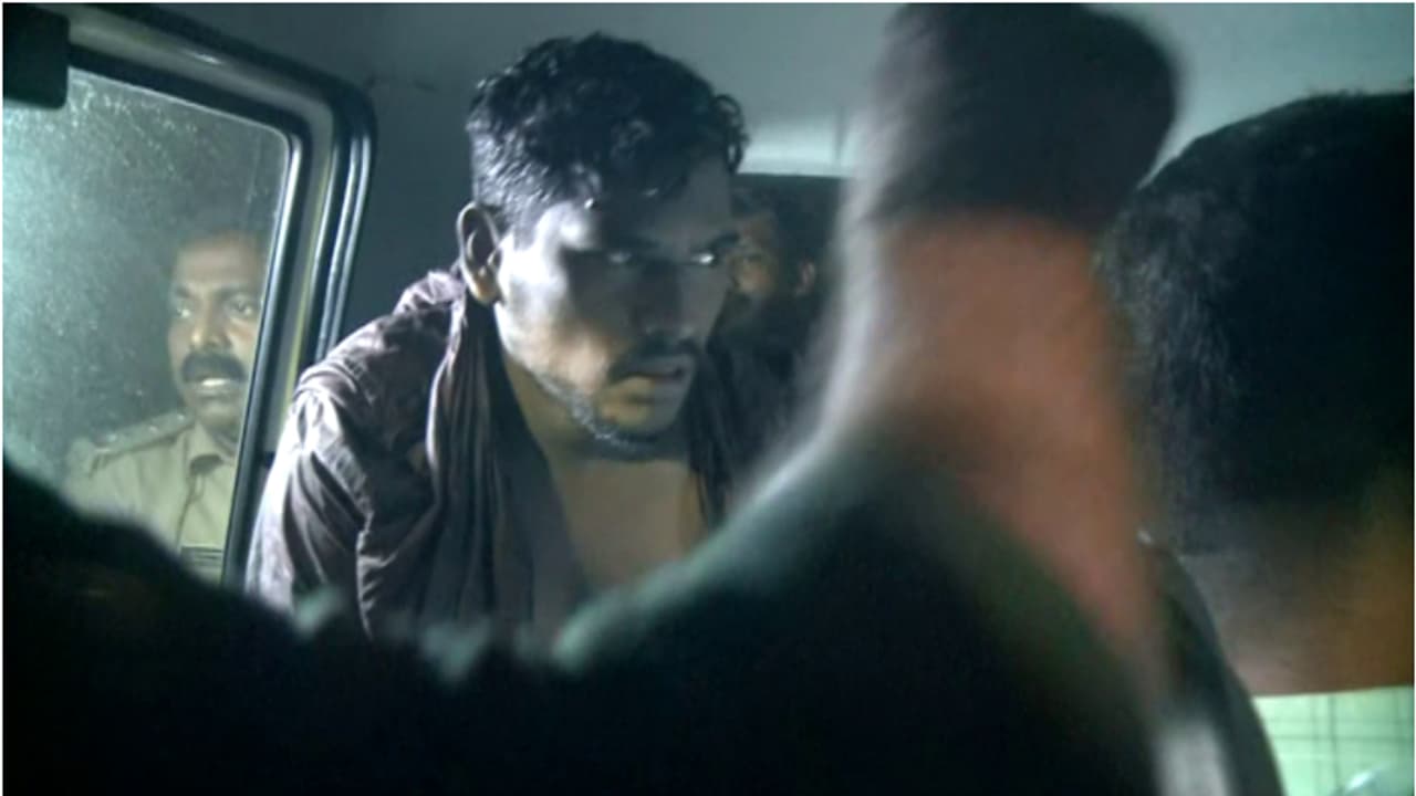 4 മണിക്കൂർ നീണ്ട തെരച്ചിൽ; ചാടിപ്പോയ പ്രതിയെ വലയിലാക്കി പൊലീസ്, പിടികൂടിയത് ചതുപ്പിൽ പതുങ്ങിയിരിക്കുമ്പോൾ