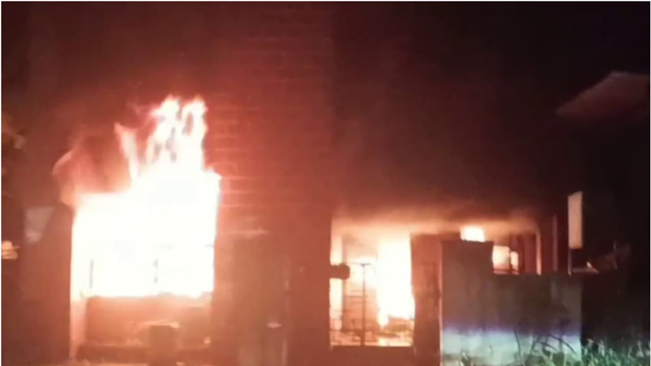 എറണാകുളം മുളന്തുരുത്തിയിൽ ഗ്യാസ് സിലിണ്ടർ പൊട്ടിത്തെറിച്ച് ഒരാൾ മരിച്ചു; വീട് പൂർണമായും കത്തിനശിച്ചു