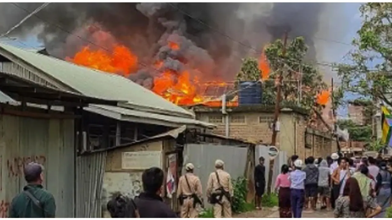 മണിപ്പൂരിൽ വൻ ആയുധ വേട്ട; തോക്കുകൾ അടക്കം 14ലധികം ആയുധങ്ങൾ കണ്ടെത്തി മണിപ്പൂരിൽ വൻ ആയുധ വേട്ട; തോക്കുകൾ അടക്കം 14ലധികം ആയുധങ്ങൾ കണ്ടെത്തി