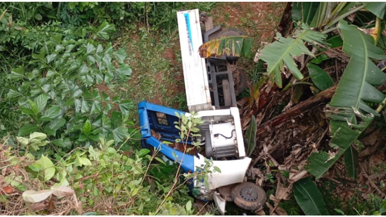 മാലിന്യം ശേഖരിക്കുന്ന വാഹനം താഴ്ചയിലേക്ക് മറിഞ്ഞ് ഹരിതകര്മ സേനാംഗത്തിന് ഗുരുതര പരിക്ക് മാലിന്യം ശേഖരിക്കുന്ന വാഹനം താഴ്ചയിലേക്ക് മറിഞ്ഞ് ഹരിതകര്മ സേനാംഗത്തിന് ഗുരുതര പരിക്ക്