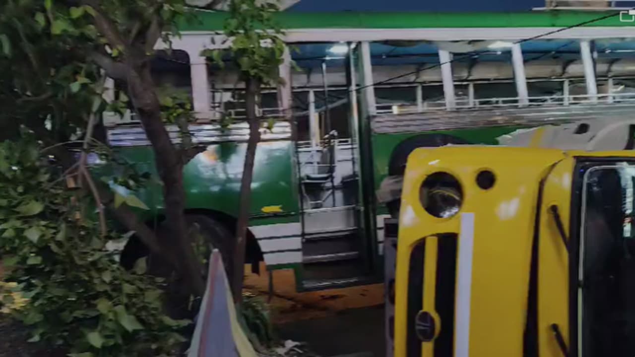 ബൈക്കിന് സൈഡ് കൊടുക്കാൻ ബസ് വെട്ടിച്ചു, ഡ്രൈവര് താഴെ വീണു, എറണാകുളത്ത് ബസ് നിയന്ത്രണം വിട്ട് അപകടം ബൈക്കിന് സൈഡ് കൊടുക്കാൻ ബസ് വെട്ടിച്ചു, ഡ്രൈവര് താഴെ വീണു, എറണാകുളത്ത് ബസ് നിയന്ത്രണം വിട്ട് അപകടം