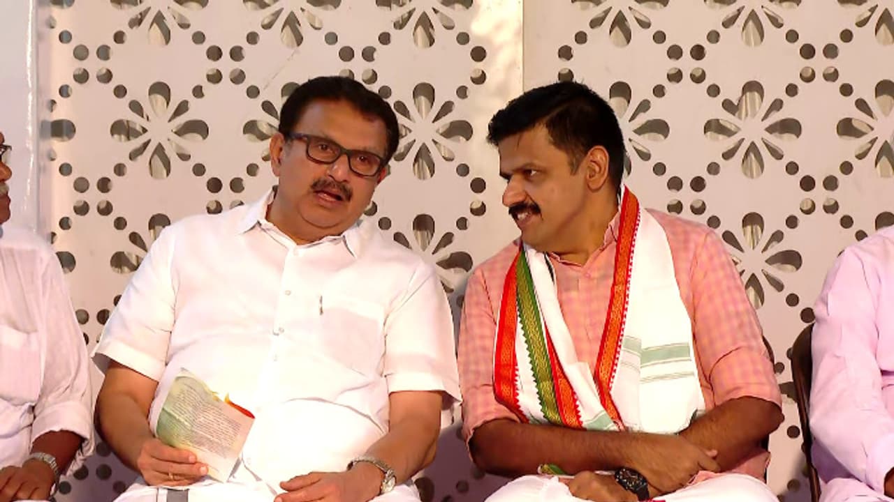 ആനയേയും മോഹൻലാലിനെയും കെ മുരളീധരനെയും എത്ര കണ്ടാലും മടുക്കില്ല, പൊതുവേദിയില് മുരളിക്കൊപ്പം സന്ദീപ് വാര്യര് ആനയേയും മോഹൻലാലിനെയും കെ മുരളീധരനെയും എത്ര കണ്ടാലും മടുക്കില്ല, പൊതുവേദിയില് മുരളിക്കൊപ്പം സന്ദീപ് വാര്യര്