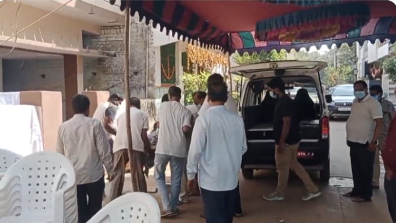 പാചകത്തിനിടെ റൈസ് കുക്കറിൽ നിന്ന് തീപ്പൊരി; പരിശോധിക്കാൻ ശ്രമിച്ചപ്പോൾ ഷോക്കേറ്റ് 82കാരന് ദാരുണാന്ത്യം