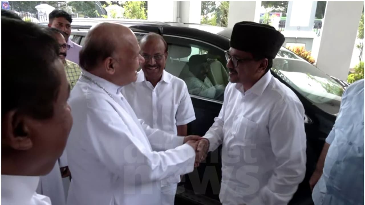 മുനമ്പം വിഷയത്തില്‍ സമവായ നീക്കവുമായി മുസ്ലിം ലീഗ്; ബിഷപ്പ് ഹൗസില്‍ നിര്‍ണായക കൂടിക്കാഴ്ച