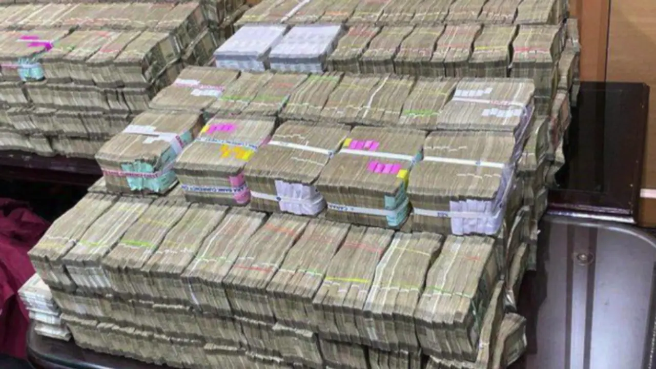 ಭ್ರಷ್ಟ ಅಧಿಕಾರಿ ಕುಟುಂಬವೇ ಬಿಬಿಎಂಪಿಯಲ್ಲಿ ಠಿಕಾಣಿ: ಕೋಟ್ಯಂತರ ರೂ. ಮೌಲ್ಯದ ಆಸ್ತಿ ಗಳಿಕೆ ಭ್ರಷ್ಟ ಅಧಿಕಾರಿ ಕುಟುಂಬವೇ ಬಿಬಿಎಂಪಿಯಲ್ಲಿ ಠಿಕಾಣಿ: ಕೋಟ್ಯಂತರ ರೂ. ಮೌಲ್ಯದ ಆಸ್ತಿ ಗಳಿಕೆ