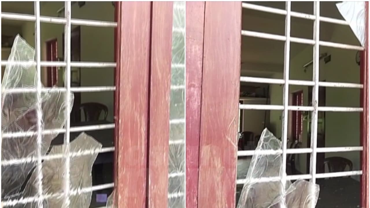 ക്ഷേത്ര ഉപദേശക സമിതി അംഗങ്ങളുടെ വീടാക്രമിച്ച അതേസംഘം; കുറുമ്പിലാവ് സിപിഐ ഓഫീസ് തല്ലിത്തകര്ത്ത് ഗുണ്ടകൾ ക്ഷേത്ര ഉപദേശക സമിതി അംഗങ്ങളുടെ വീടാക്രമിച്ച അതേസംഘം; കുറുമ്പിലാവ് സിപിഐ ഓഫീസ് തല്ലിത്തകര്ത്ത് ഗുണ്ടകൾ