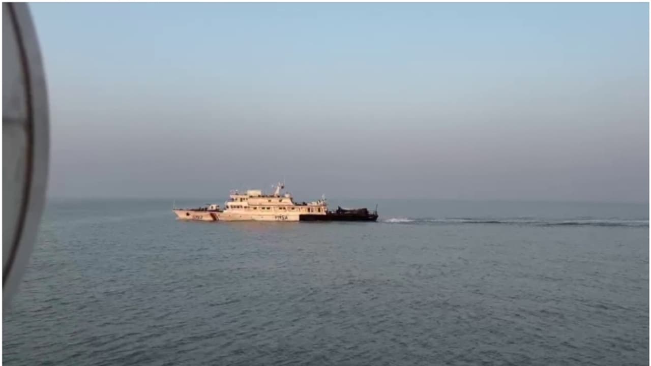 അപകടത്തിലെന്ന് സന്ദേശം, പാക് കപ്പൽ ചേസ് ചെയ്ത് തടഞ്ഞ് ഇന്ത്യൻ കോസ്റ്റ്ഗാർഡ്; രക്ഷിച്ചത് 7 മത്സ്യത്തൊഴിലാളികളെ അപകടത്തിലെന്ന് സന്ദേശം, പാക് കപ്പൽ ചേസ് ചെയ്ത് തടഞ്ഞ് ഇന്ത്യൻ കോസ്റ്റ്ഗാർഡ്; രക്ഷിച്ചത് 7 മത്സ്യത്തൊഴിലാളികളെ