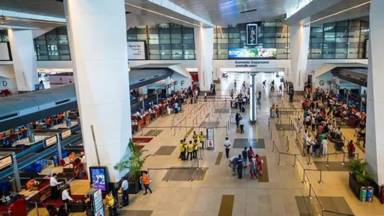 ഡേറ്റിങ് ആപ്പിൽ കണ്ട 'അമേരിക്കൻ ഡോക്ടർ' കാണാൻ വരുമെന്ന് വാഗ്ദാനം; യുവാവിന് നഷ്ടമായത് അഞ്ച് ലക്ഷത്തോളം രൂപ ഡേറ്റിങ് ആപ്പിൽ കണ്ട 'അമേരിക്കൻ ഡോക്ടർ' കാണാൻ വരുമെന്ന് വാഗ്ദാനം; യുവാവിന് നഷ്ടമായത് അഞ്ച് ലക്ഷത്തോളം രൂപ