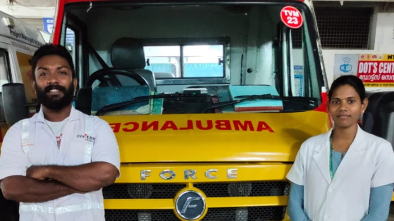 പ്രസവവേദന അനുഭവപ്പെട്ട് ആശുപത്രിയിലേക്ക് മാറ്റാൻ ശ്രമിക്കവേ യുവതിക്ക് വീട്ടിൽ പ്രസവം; രക്ഷകരായി 108 ആംബുലൻസ്