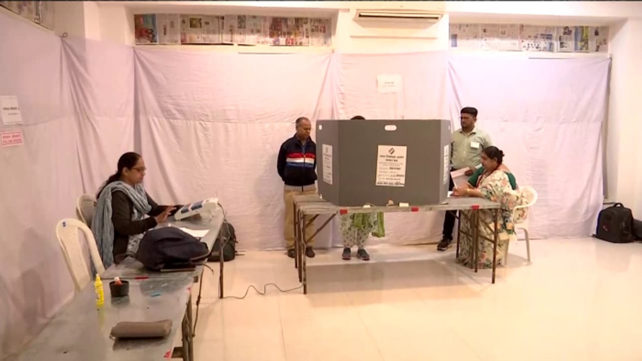 മഹാരാഷ്ട്രയിൽ മഹായുതി സഖ്യവും മഹാ വികാസ് അഘാഡിയും നേര്ക്കുനേര്, 288 മണ്ഡലങ്ങളിൽ വോട്ടെടുപ്പ് ഇന്ന് മഹാരാഷ്ട്രയിൽ മഹായുതി സഖ്യവും മഹാ വികാസ് അഘാഡിയും നേര്ക്കുനേര്, 288 മണ്ഡലങ്ങളിൽ വോട്ടെടുപ്പ് ഇന്ന്