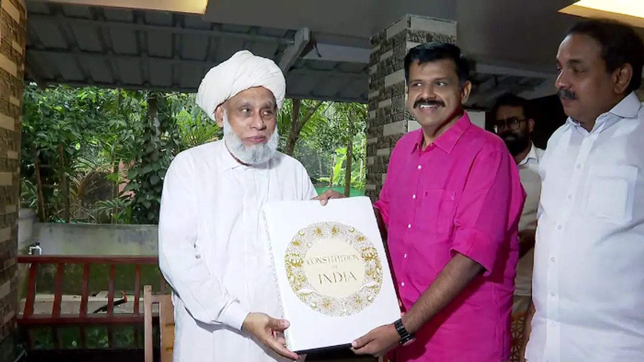 സമസ്ത കേരളത്തിന്‍റെ സൂര്യ തേജസെന്ന് സന്ദീപ് വാര്യർ; ജിഫ്രി തങ്ങളെ സന്ദർശിച്ച് ഭരണഘടനയുടെ പകര്‍പ്പ് കൈമാറി